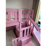 Etagenbett mit Treppe und Rutsche im Einsatz